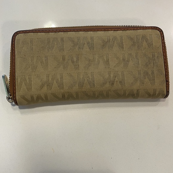 Michael Kors Wallet - Picture 3 of 6